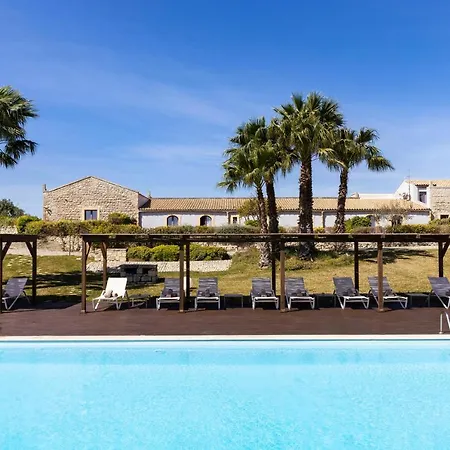 מלון Masseria Del Carrubo 4*