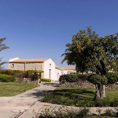 מלון Masseria Del Carrubo 4*